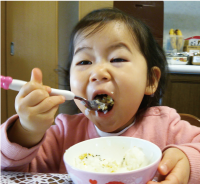 上越産コシヒカリを食べる写真